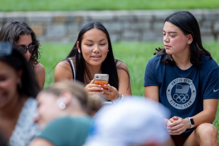 Students, led by K team leaders, gather to learn more about resources on campus, familiarize themselves with campus, find classrooms, study spots, and help get settled into new routines. 