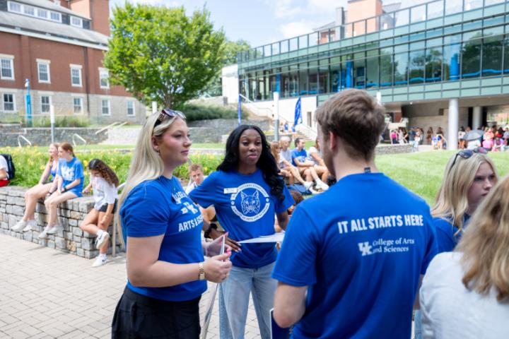 Students, led by K team leaders, gather to learn more about resources on campus, familiarize themselves with campus, find classrooms, study spots, and help get settled into new routines. 