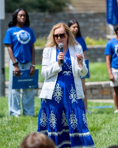 Students, led by K team leaders, gather to learn more about resources on campus, familiarize themselves with campus, find classrooms, study spots, and help get settled into new routines. 
