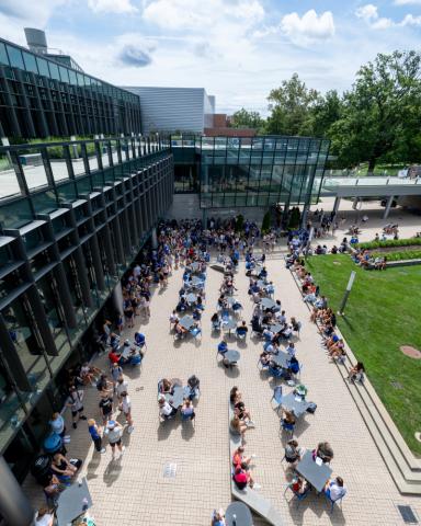 Students, led by K team leaders, gather to learn more about resources on campus, familiarize themselves with campus, find classrooms, study spots, and help get settled into new routines. 